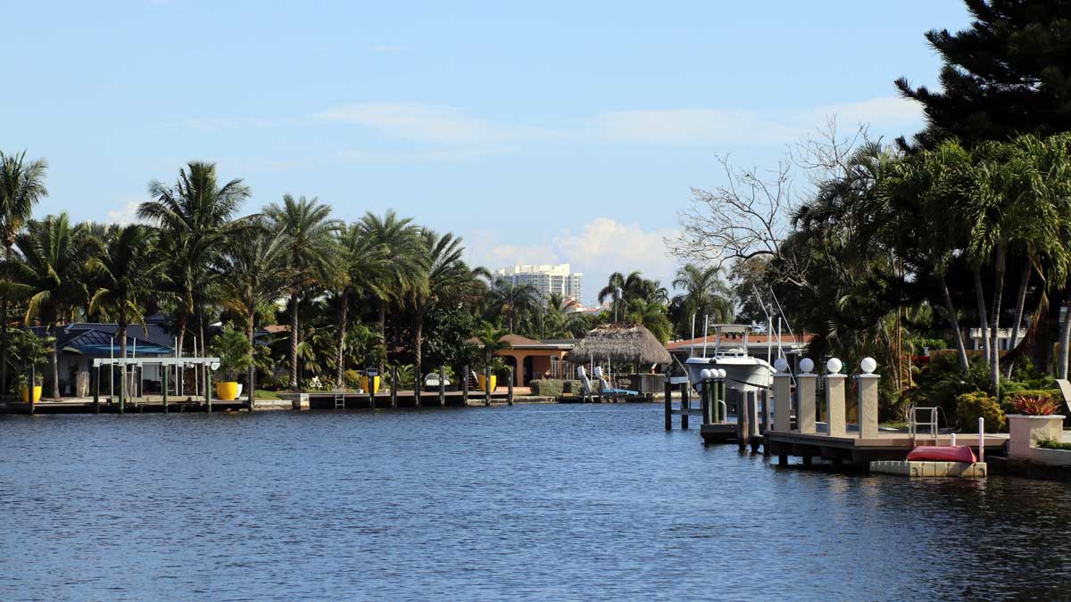 Middle River Manor - Wilton Manors waterfront homes