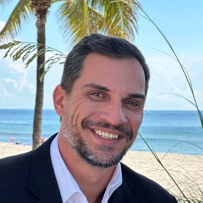 Negovan Mamic profile picture with beach and palm trees