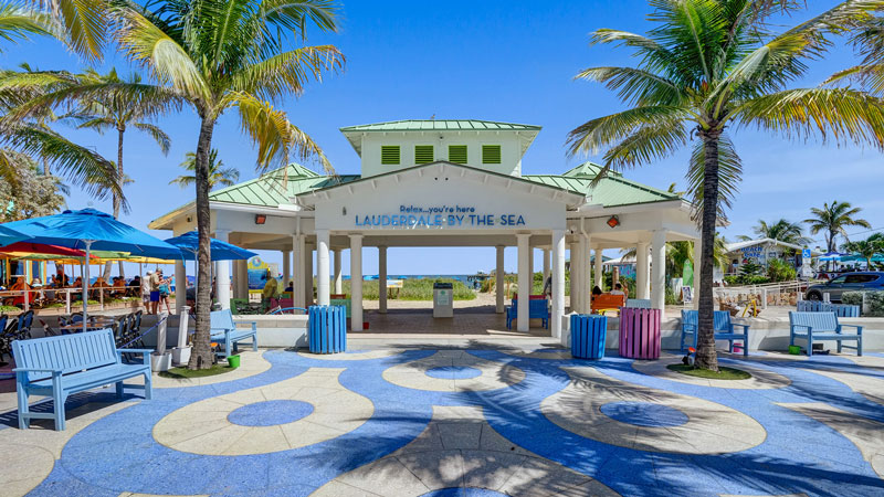 Anglins Square and the pier in Lauderdale-by-the-Sea